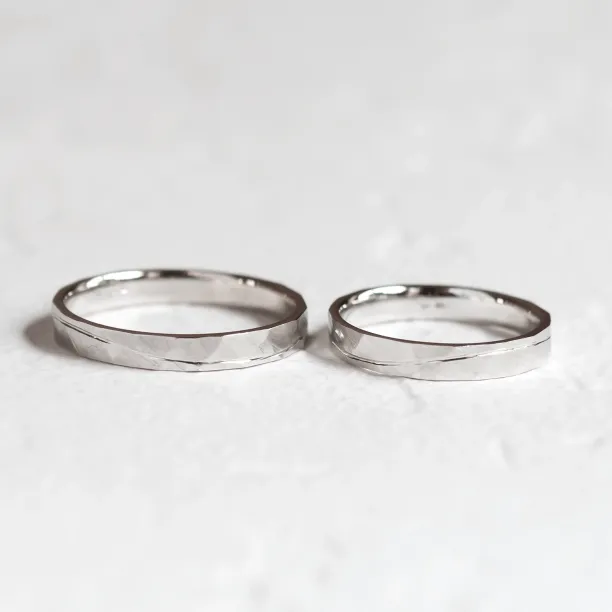 LIDO gold wedding rings with hammered surface and line
