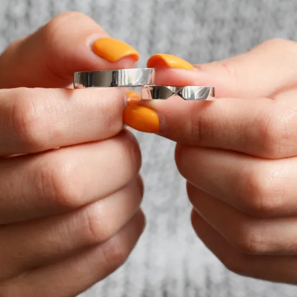 Gold wedding rings with tapered center TAPPI Image