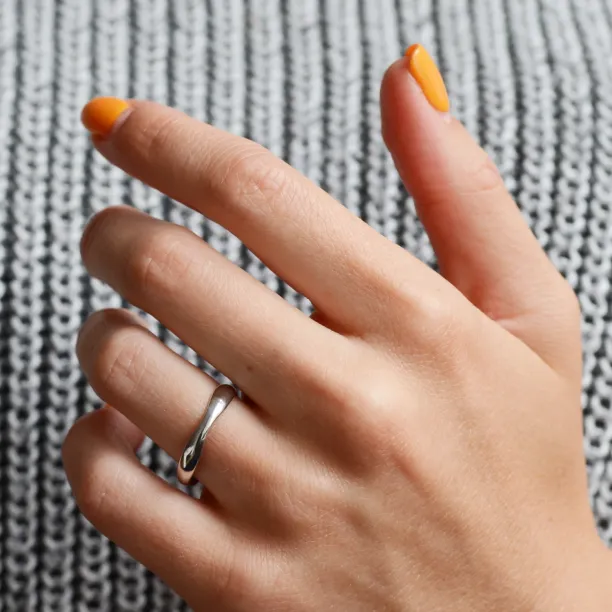 Irregular wedding bands in solid gold RUFFLE Image