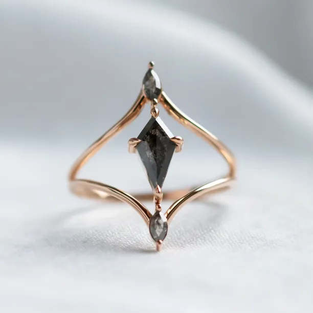 Luxury split shank salt'n'pepper diamonds ring SPLITE Image