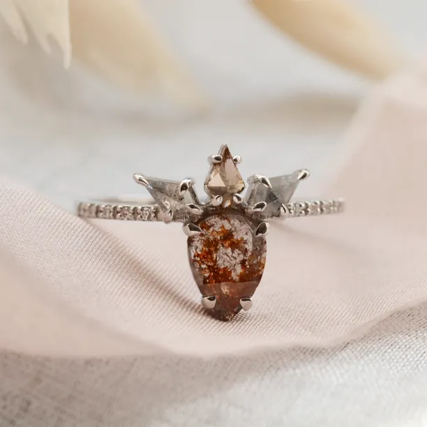 Detailní pohled na zlatý prsten CROWNIAS se salt'n'pepper diamanty
