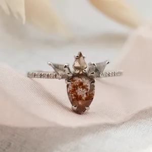 Detailní pohled na zlatý prsten CROWNIAS se salt'n'pepper diamanty