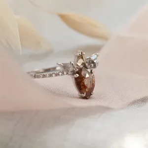 Pohled z úhlu na prsten CROWNIAS se salt'n'pepper diamanty
