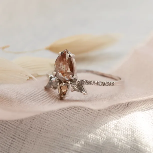 Boční pohled na zlatý prsten CROWNIAS se salt'n'pepper diamanty