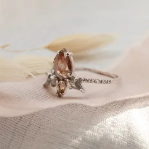 Boční pohled na zlatý prsten CROWNIAS se salt'n'pepper diamanty