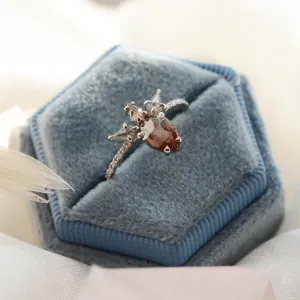Detailní pohled z úhlu na osazení prstenu CROWNIAS se salt'n'pepper diamanty