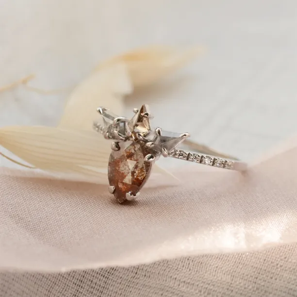 Detailní šikmý pohled na prsten CROWNIAS se salt'n'pepper diamanty