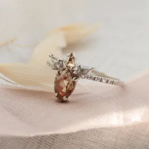 Detailní šikmý pohled na prsten CROWNIAS se salt'n'pepper diamanty