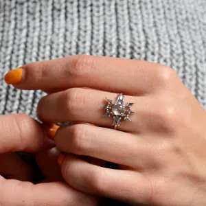 Zlatý prsten AURORA se salt'n'pepper diamanty na ruce
