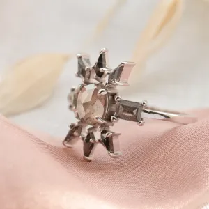 Šikmý detail osazení zlatého prstenu AURORA se salt'n'pepper diamanty