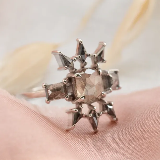 Šikmý detail zlatého prstenu AURORA se salt'n'pepper diamanty