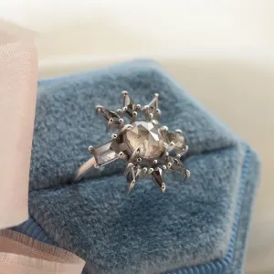 Šikmý pohled na zlatý prsten AURORA se salt'n'pepper diamanty