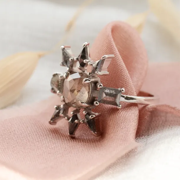 Detailní šikmý pohled na zlatý prsten AURORA se salt'n'pepper diamanty