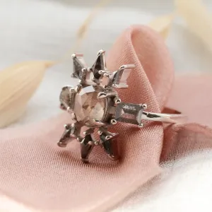 Detailní šikmý pohled na zlatý prsten AURORA se salt'n'pepper diamanty