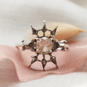 Detailní pohled na zlatý prsten AURORA se šedými salt'n'pepper diamanty