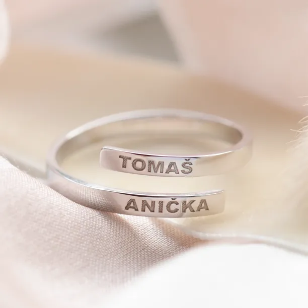 Stříbrný spirálovitý prsten MATTEOS s vyrytými jmény TOMÁŠ a ANIČKA