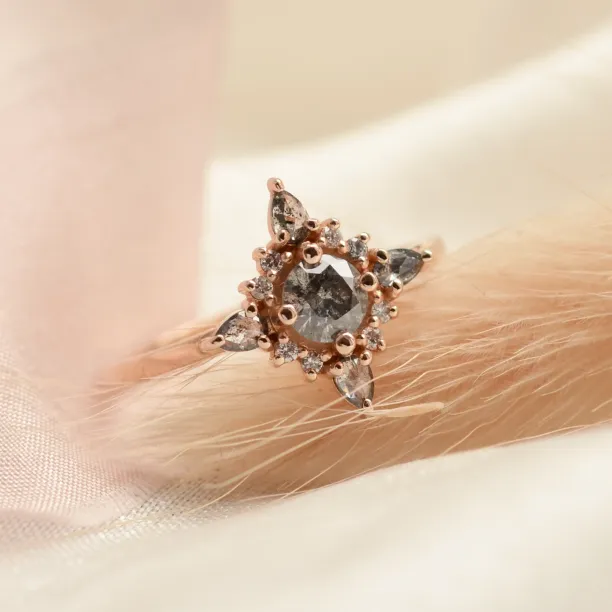 Detailní pohled na zlatý prsten RAVENNA se salt'n'pepper diamanty
