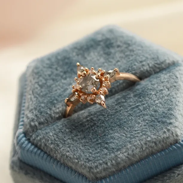 Detailní záběr na cluster prsten RAVENNA se salt'n'pepper diamanty