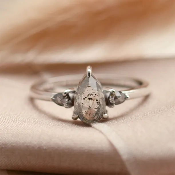 Detailní pohled na zlatý prsten JACOBELLA s pear salt'n'pepper diamanty