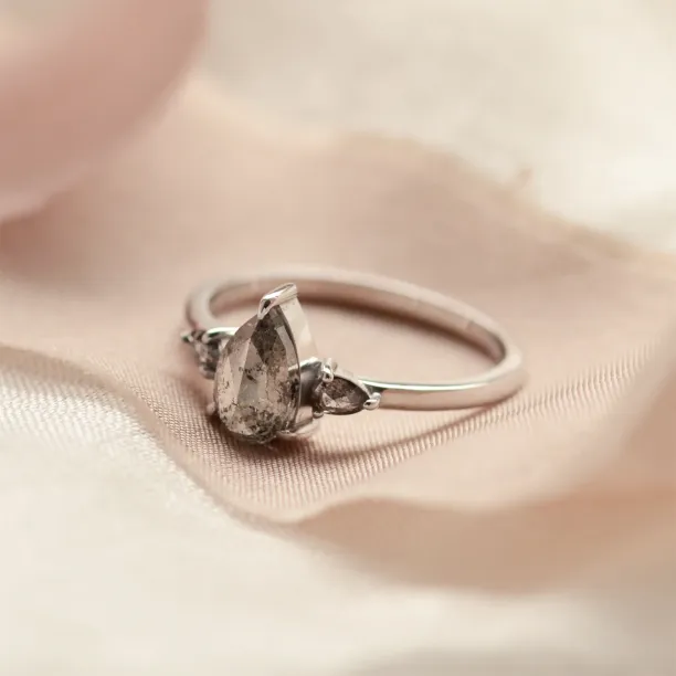 Šikmý pohled na zlatý prsten s pear salt'n'pepper diamanty