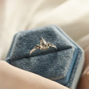 Zlatý prsten JACOBELLA s pear salt'n'pepper diamantem a bočními diamanty