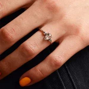 Detailní pohled na zlatý prsten JACOBELLA s pear salt'n'pepper diamanty na prstu