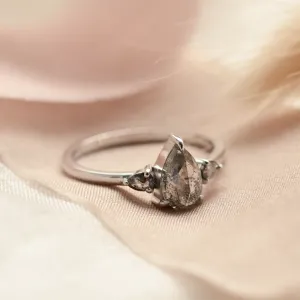 Detailní šikmý pohled na zlatý prsten s pear salt'n'pepper diamanty