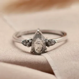 Zlatý prsten JACOBELLA s pear salt'n'pepper diamanty, detailní pohled
