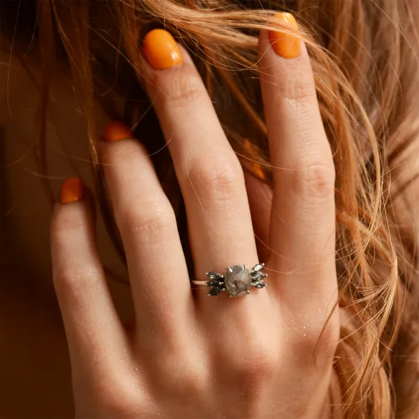 Prsten GIUSTINA se salt'n'pepper diamanty na ruce