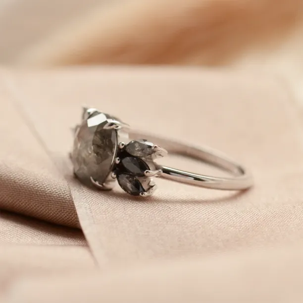 Boční detail prstenu GIUSTINA a jeho osazení šedými diamanty