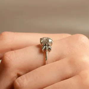 Šikmý detail prstenu GIUSTINA se salt'n'pepper diamanty mezi prsty