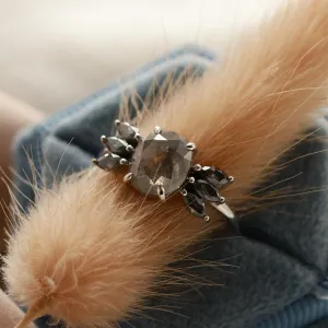 Prsten GIUSTINA se salt'n'pepper diamanty, centrálním šedým a bočními diamanty