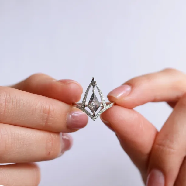 Prsten CATHEDRAL se salt'n'pepper diamanty držený mezi prsty
