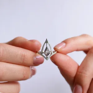 Prsten CATHEDRAL se salt'n'pepper diamanty držený mezi prsty