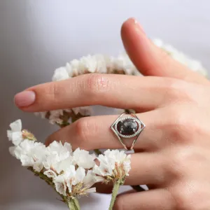 Zlatý prsten MARGHERITA s oválným salt and pepper diamantem na ruce