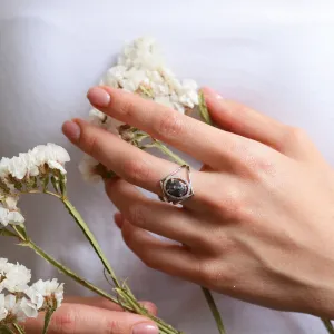 Zlatý prsten MARGHERITA s oválným salt and pepper diamantem na prstu