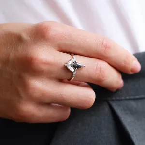 Cluster prsten s kite salt and pepper diamantem a baguette diamanty na ruce
