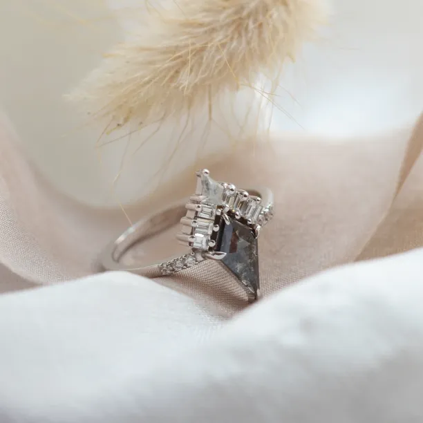 Detailní šikmý pohled na cluster prsten ELEONORA s baguette diamanty