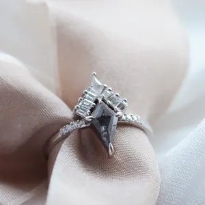 Detail cluster prstenu ELEONORA s kite salt and pepper diamantem a baguette diamanty