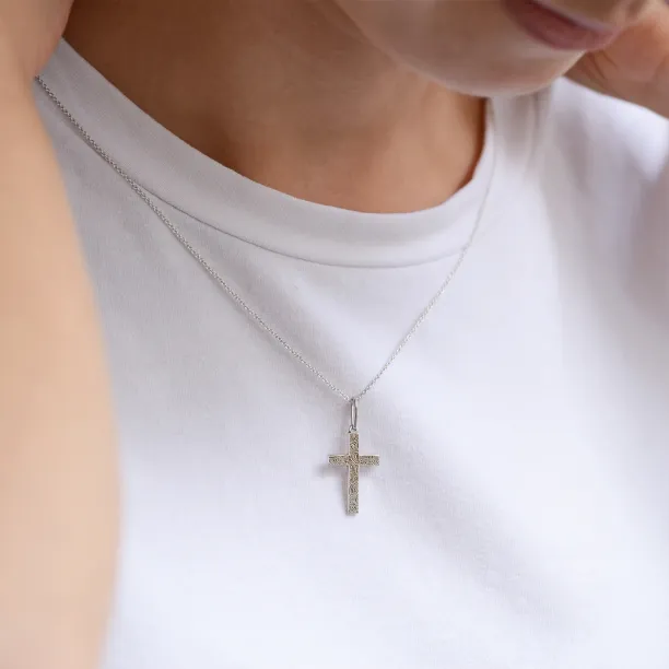 Stříbrný přívěsek ve tvaru kříže s texturovaným povrchem na krku