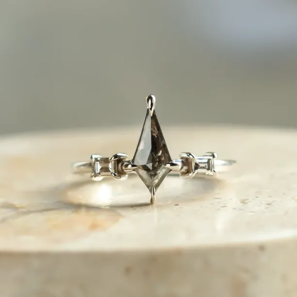 Kite salt and pepper diamant ve zlatém prstenu s baguette diamanty ARIANNA Image