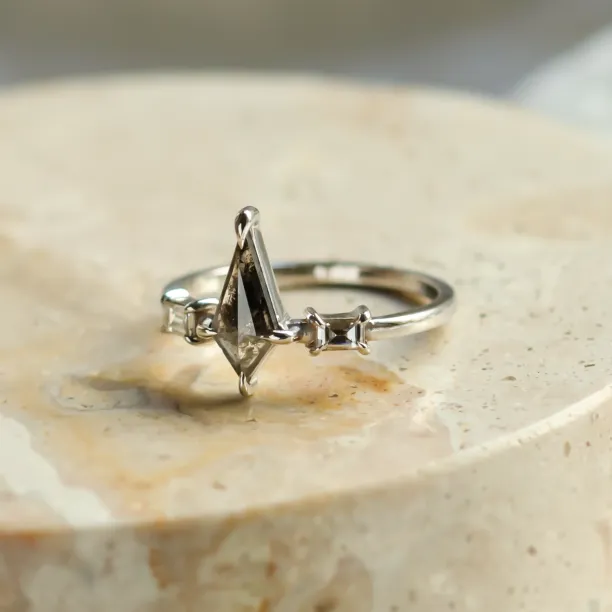 Kite salt and pepper diamant ve zlatém prstenu s baguette diamanty ARIANNA Image