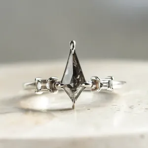 Kite salt and pepper diamant ve zlatém prstenu s baguette diamanty ARIANNA Thumbnail