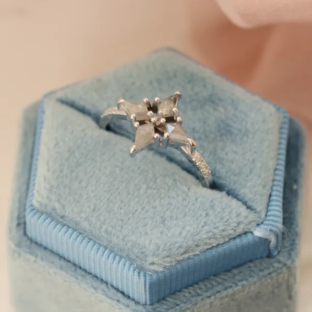 Detailní záběr na prsten ALESSIA ve tvaru hvězdy se salt and pepper diamanty