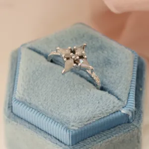 Detailní záběr na prsten ALESSIA ve tvaru hvězdy se salt and pepper diamanty
