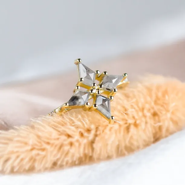 Detailní záběr na zlatý prsten ALESSIA ve tvaru hvězdy a diamantové osazení