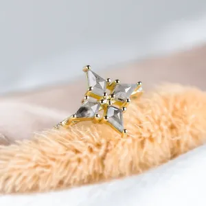 Detailní záběr na zlatý prsten ALESSIA ve tvaru hvězdy a diamantové osazení