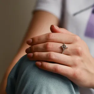 Prsten ALESSIA ve tvaru hvězdy se salt and pepper diamanty nošený na ruce
