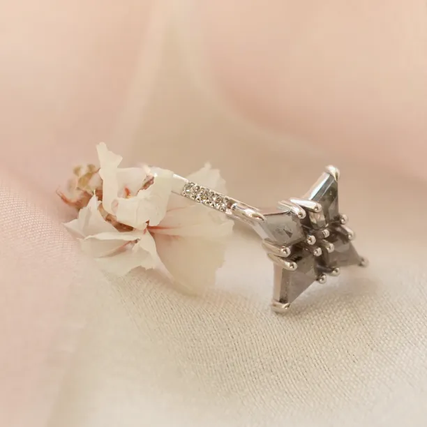 Šikmý detailní záběr na prsten ALESSIA se salt and pepper diamanty