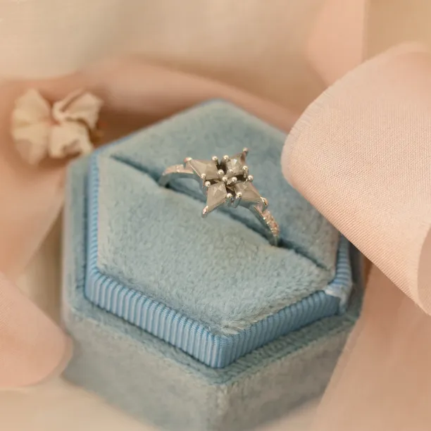 Zlatý prsten ve tvaru hvězdy se salt and pepper diamanty ALESSIA, detailní šikmý pohled